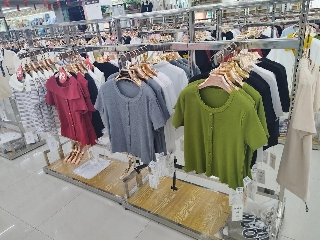 統一三樓火狐貍服裝批發城夏裝上新，鞋帽批發再掀熱潮